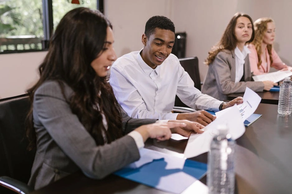 Zespół prawników Legal Bridge Advisors podczas strategicznego spotkania w nowoczesnym biurze.